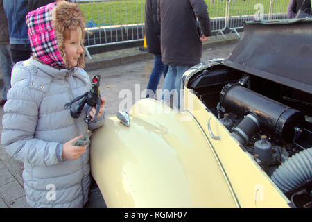 Clydebank, Glasgow, Schottland, Großbritannien, 30. Januar, 2019. Clydebank sah der Start der Schottischen Etappe der Rallye Monte Carlo 2019 mit Einheimischen erlaubt die Autos in der Nähe bis zu Ansicht vor dem Start. 2019 UK Credit: Gerard Fähre / alamy Leben Nachrichten Stockfoto