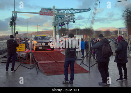 Clydebank, Glasgow, Schottland, Großbritannien, 30. Januar, 2019. Clydebank sah der Start der Schottischen Etappe der Rallye Monte Carlo 2019 mit Einheimischen erlaubt die Autos in der Nähe bis zu Ansicht vor dem Start. 2019 UK Credit: Gerard Fähre / alamy Leben Nachrichten Stockfoto