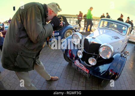 Clydebank, Glasgow, Schottland, Großbritannien, 30. Januar, 2019. Clydebank sah der Start der Schottischen Etappe der Rallye Monte Carlo 2019 mit Einheimischen erlaubt die Autos in der Nähe bis zu Ansicht vor dem Start. 2019 UK Credit: Gerard Fähre / alamy Leben Nachrichten Stockfoto