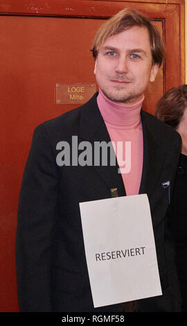 Berlin, Deutschland. 30 Jan, 2019. Schauspieler Lars Eidinger verbindet die Ernst Lubitsch Preisverleihung. Er wurde für das Roadmovie "25 km/h" ausgezeichnet. Quelle: Annette Riedl/dpa/Alamy leben Nachrichten Stockfoto