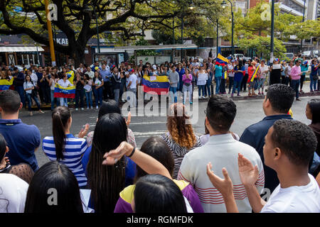 Caracas, Venezuela. 30 Jan, 2019. Die Leute klatschen und rufen Parolen in einem Protest gegen Präsident Maduro Regierung. In den Machtkampf zwischen Maduro und der selbsternannten interim Präsident Guaido, die US-Regierung sich auf die Seite des Oppositionsführers und verhängte strenge Sanktionen gegen die sozialistische Regierung in Caracas. Credit: Rayner Pena/dpa/Alamy leben Nachrichten Stockfoto