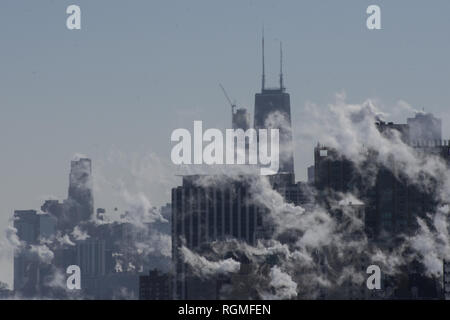 Chicago, USA. 30 Jan, 2019. Polare Wirbel fegt in den Mittelwesten in den Vereinigten Staaten am 30. Januar 2019. Niedrige Temperaturen in mehreren Städten aufgezeichnet wurden. Chicago aufgezeichnet-23 Grad Fahrenheit an O''Hare Airport um 7:00 Uhr morgens, der kälteste seit 1985. Wind Chill -52 Grad erreicht. Chicago Public Schools geschlossen sind, da sind viele Unternehmen. Navy Pier und Chicago Zoos geschlossen auch für den Tag. Auch kältere Temperaturen sind für die Zukunft vorhergesagt. Credit: Karen I. Hirsch/ZUMA Draht/Alamy leben Nachrichten Stockfoto