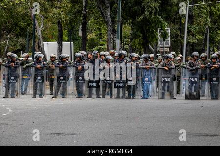 Caracas, Venezuela. 30 Jan, 2019. Sicherheitskräfte sind fertig und warten auf den Start der angekündigten Proteste gegen die Regierung von Staatschef Maduro. In den Machtkampf zwischen Maduro und der selbsternannten interim Präsident Guaido, die US-Regierung sich auf die Seite des Oppositionsführers und verhängte strenge Sanktionen gegen die sozialistische Regierung in Caracas. Credit: Rayner Pena/dpa/Alamy leben Nachrichten Stockfoto