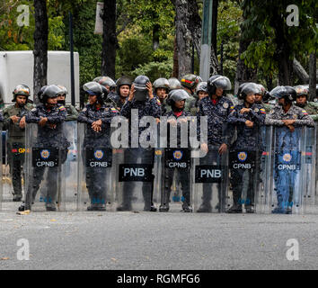 Caracas, Venezuela. 30 Jan, 2019. Sicherheitskräfte sind fertig und warten auf den Start der angekündigten Proteste gegen die Regierung von Staatschef Maduro. In den Machtkampf zwischen Maduro und der selbsternannten interim Präsident Guaido, die US-Regierung sich auf die Seite des Oppositionsführers und verhängte strenge Sanktionen gegen die sozialistische Regierung in Caracas. Credit: Rayner Pena/dpa/Alamy leben Nachrichten Stockfoto