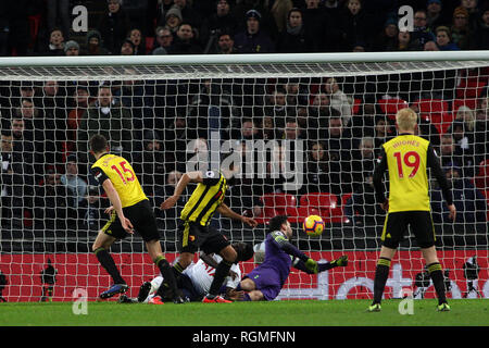 London, Großbritannien. 30 Jan, 2019. Craig Cathcart von Watford (15) Kerben das erste Tor seines Teams. EPL Premier League match, Tottenham Hotspur v Watford im Wembley Stadion in London am Mittwoch, 30. Januar 2019. Dieses Bild dürfen nur für redaktionelle Zwecke verwendet werden. Nur die redaktionelle Nutzung, eine Lizenz für die gewerbliche Nutzung erforderlich. Keine Verwendung in Wetten, Spiele oder einer einzelnen Verein/Liga/player Publikationen. pic von Steffan Bowen/Andrew Orchard sport Fotografie/Alamy Live news Credit: Andrew Orchard sport Fotografie/Alamy leben Nachrichten Stockfoto