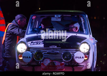 Glasgow, Schottland, Großbritannien. 30. Januar 2019: Rennfahrer C Mockridge und Co - Treiber J Varney in ihren Austin 1967 40 zu Beginn der 22. Rallye Monte-Carlo Historique in Clydebank. Credit: Skully/Alamy leben Nachrichten Stockfoto