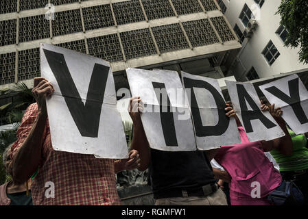 Caracas, Venezuela. 30 Jan, 2019. "Leben (und Freiheit)", heißt es auf der Zeile der Plakate von Demonstranten, die sich in einem Protest gegen die Regierung des Staates Maduro. Mitten in den Machtkampf zwischen der Regierung und der Opposition, die Demonstranten gegen die umstrittene Staatschef Maduro sind wieder auf den Straßen in Venezuela übernommen. Credit: Ivan del Carpio/dpa/Alamy leben Nachrichten Stockfoto