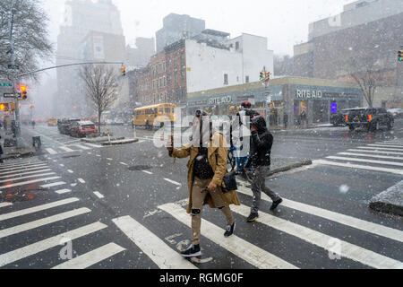 New York, USA. 30 Jan, 2019. Fußgänger im New Yorker Stadtteil Chelsea während einer kurzen, aber intensiven Schnee squall am Mittwoch, 30. Januar 2019. Die Temperaturen in der Stadt sollen so niedrig wie 4 Grad mit Böen bis zu 50 mph auf Mittwoch Nacht in Donnerstag Morgen zu fallen. (© Richard B. Levine) Credit: Richard Levine/Alamy leben Nachrichten Stockfoto