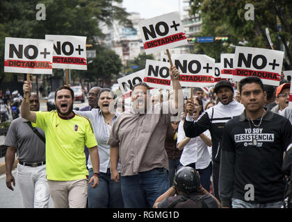 Caracas, Venezuela. 30 Jan, 2019. Oppositionelle Demonstranten nehmen Teil aus Protest gegen die Regierung von Präsident Maduro. Credit: Elyxandro Cegarra/ZUMA Draht/Alamy leben Nachrichten Stockfoto