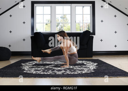 San Diego, CA, USA. 9 Nov, 2018. November 9, 2018 - San Diego, Kalifornien, USA - eine Frau mit braunen Haaren tut Yoga in einem Schwarz und Weiß eingerichtete Zimmer in La Jolla Kalifornien Credit: KC Alfred/ZUMA Draht/Alamy leben Nachrichten Stockfoto