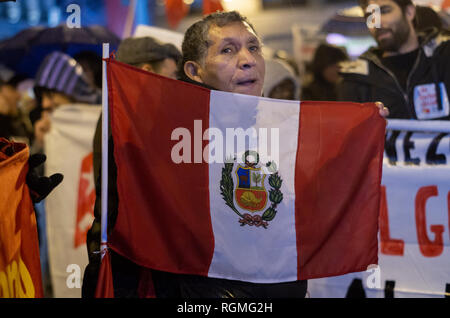 Madrid, Spanien. 30 Jan, 2019. Hunderte der Venezolaner und Bürger aus anderen südamerikanischen Ländern protestierte an der Puerta del Sol in Madrid zur Unterstützung der Maduro und gegen die Intervention der Vereinigten Staaten in Venezuela. Im Bild, einer der Demonstranten ist im Besitz einer Flagge. Credit: Lora Grigorova/Alamy leben Nachrichten Stockfoto