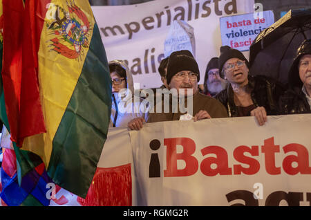 Madrid, Spanien. 30 Jan, 2019. Hunderte der Venezolaner und Bürger aus anderen südamerikanischen Ländern protestierte an der Puerta del Sol in Madrid zur Unterstützung der Maduro und gegen die Intervention der Vereinigten Staaten in Venezuela. Im Bild, die Demonstranten mit einer Flagge von Venezuela. Credit: Lora Grigorova/Alamy leben Nachrichten Stockfoto