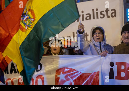 Madrid, Spanien. 30 Jan, 2019. Hunderte der Venezolaner und Bürger aus anderen südamerikanischen Ländern protestierte an der Puerta del Sol in Madrid zur Unterstützung der Maduro und gegen die Intervention der Vereinigten Staaten in Venezuela. Im Bild die Menschen protestieren mit der Flagge von Venezuela. Credit: Lora Grigorova/Alamy leben Nachrichten Stockfoto