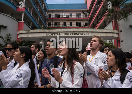 Caracas, Venezuela. 30 Jan, 2019. Medizinstudenten der Universität von Venezuela (UCV) Shout politische Parolen vor dem Universitätsklinikum in einem Protest gegen die Regierung des Staates Maduro. Mitten in den Machtkampf zwischen der Regierung und der Opposition, die Demonstranten gegen die umstrittene Staatschef Maduro sind wieder auf den Straßen in Venezuela übernommen. Credit: Ivan del Carpio/dpa/Alamy leben Nachrichten Stockfoto