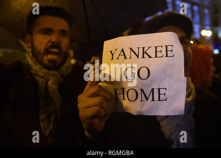 Madrid, Madrid, Spanien. 30 Jan, 2019. Ein Mann hält ein Plakat gesehen, Yankee go home während des Protestes. Rund 150 Menschen an der Puerta del Sol in Madrid versammelt, um zu protestieren, um NicolÃ¡s Maduro. Quelle: John milner/SOPA Images/ZUMA Draht/Alamy leben Nachrichten Stockfoto