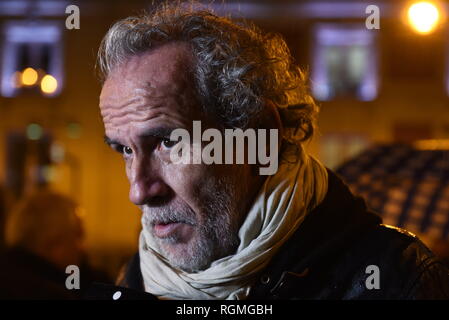 Madrid, Madrid, Spanien. 30 Jan, 2019. Spanische Schauspieler Willy Toledo ist während des Protestes gesehen. Rund 150 Menschen an der Puerta del Sol in Madrid versammelt, um zu protestieren, um NicolÃ¡s Maduro. Quelle: John milner/SOPA Images/ZUMA Draht/Alamy leben Nachrichten Stockfoto