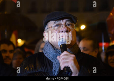 Madrid, Madrid, Spanien. 30 Jan, 2019. Venezolanische Botschafter in Spanien, Mario Isea wird beobachtet, als er während des Protestes. Rund 150 Menschen an der Puerta del Sol in Madrid versammelt, um zu protestieren, um NicolÃ¡s Maduro. Quelle: John milner/SOPA Images/ZUMA Draht/Alamy leben Nachrichten Stockfoto