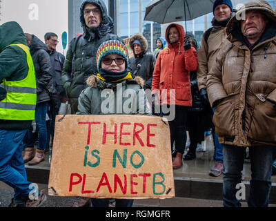 Brüssel, Brabant, Belgien. 27 Jan, 2019. Ein Kind wird betrachtet, ein Plakat während des Protestes." "Aufstieg für Klima Belgien'', organisierte eine März mit der Unterstützung von Greenpeace und Klima Express, die belgische Regierung in Frage zu stellen sowie die Staats- und Regierungschefs, die Gipfel des Europäischen Rates in Brüssel teilnehmen. Der März begann am Gare du Nord, und sie endete am Place du Luxembourg, gegenüber dem Europäischen Parlament. Dies war das erste "Climate Action Day" Credit: Ana Fernandez/SOPA Images/ZUMA Draht/Alamy leben Nachrichten Stockfoto