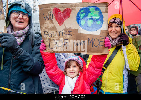 Brüssel, Brabant, Belgien. 27 Jan, 2019. Ein Kind wird betrachtet, ein Plakat während des Protestes." "Aufstieg für Klima Belgien'', organisierte eine März mit der Unterstützung von Greenpeace und Klima Express, die belgische Regierung in Frage zu stellen sowie die Staats- und Regierungschefs, die Gipfel des Europäischen Rates in Brüssel teilnehmen. Der März begann am Gare du Nord, und sie endete am Place du Luxembourg, gegenüber dem Europäischen Parlament. Dies war das erste "Climate Action Day" Credit: Ana Fernandez/SOPA Images/ZUMA Draht/Alamy leben Nachrichten Stockfoto