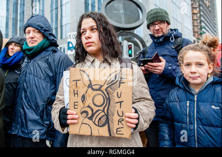 Brüssel, Brabant, Belgien. 27 Jan, 2019. Eine Frau hält ein Plakat während des Protestes." "Aufstieg für Klima Belgien'', eine im März mit der Unterstützung von Greenpeace und Klima Express organisiert, hat die belgische Regierung in Frage zu stellen sowie die Staats- und Regierungschefs, die Gipfel des Europäischen Rates in Brüssel teilnehmen. Der März begann am Gare du Nord, und sie endete am Place du Luxembourg, gegenüber dem Europäischen Parlament. Dies war das erste "Climate Action Day" Credit: Ana Fernandez/SOPA Images/ZUMA Draht/Alamy leben Nachrichten Stockfoto