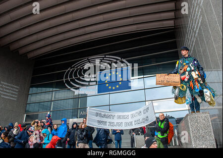 Brüssel, Brabant, Belgien. 27 Jan, 2019. Ein Mann, der Abfall vom Meer aus gesehen mit einem Plakat während des Protestes." "Aufstieg für Klima Belgien'', organisierte eine März mit der Unterstützung von Greenpeace und Klima Express, die belgische Regierung in Frage zu stellen sowie die Staats- und Regierungschefs, die Gipfel des Europäischen Rates in Brüssel teilnehmen. Der März begann am Gare du Nord, und sie endete am Place du Luxembourg, gegenüber dem Europäischen Parlament. Dies war das erste "Climate Action Day" Credit: Ana Fernandez/SOPA Images/ZUMA Draht/Alamy leben Nachrichten Stockfoto