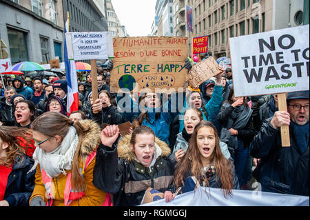 Brüssel, Brabant, Belgien. 27 Jan, 2019. Die Demonstranten sehen Schreien während Plakate während des Protestes." "Aufstieg für Klima Belgien'', eine im März mit der Unterstützung von Greenpeace und Klima Express, die belgische Regierung in Frage zu stellen sowie die Staats- und Regierungschefs, die Gipfel des Europäischen Rates in Brüssel teilnehmen, organisiert. Der März begann am Gare du Nord, und sie endete am Place du Luxembourg, gegenüber dem Europäischen Parlament. Dies war das erste "Climate Action Day" Credit: Ana Fernandez/SOPA Images/ZUMA Draht/Alamy leben Nachrichten Stockfoto