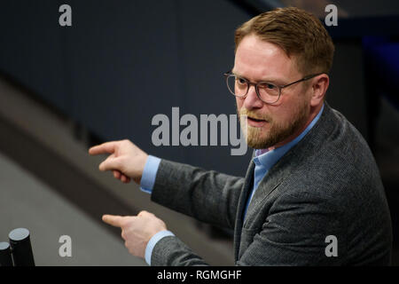 Berlin, Deutschland. 30 Jan, 2019. Jan Korte (Die Linke), Mitglied des Bundestages, wird im Plenarsaal des Reichstagsgebäudes während einer aktuellen Stunde des Parlaments sprechen. Die wichtigsten Punkte auf der Tagesordnung der Sitzung sind die Befragung der deutschen Regierung von der Opposition und einer aktuellen Stunde über die aktuelle Situation in Venezuela. Credit: Gregor Fischer/dpa/Alamy leben Nachrichten Stockfoto