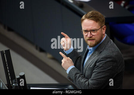 Berlin, Deutschland. 30 Jan, 2019. Jan Korte (Die Linke), Mitglied des Bundestages, wird im Plenarsaal des Reichstagsgebäudes während einer aktuellen Stunde des Parlaments sprechen. Die wichtigsten Punkte auf der Tagesordnung der Sitzung sind die Befragung der deutschen Regierung von der Opposition und einer aktuellen Stunde über die aktuelle Situation in Venezuela. Credit: Gregor Fischer/dpa/Alamy leben Nachrichten Stockfoto