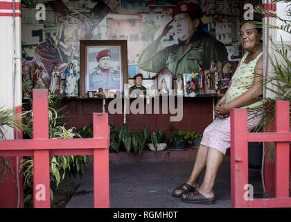 Caracas, Venezuela. 30 Jan, 2019. Madame Elizabeth ist verantwortlich für die Pflege und den Schutz einer Kapelle des ehemaligen venezolanischen Präsidenten Hugo Chavez in der bekannten Nachbarschaft von Name am 23. Januar (23 de Enero) am 30 Januar, 2019 in Caracas, Venezuela. Credit: Elyxandro Cegarra/ZUMA Draht/Alamy leben Nachrichten Stockfoto