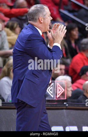 Piscataway, New Jersey, USA. 30 Jan, 2019. Rutgers Scarlet Knights Head Coach Steve Pikiell gibt Anweisungen zu seiner Mannschaft in einem Spiel gegen Rutgers am Rutgers Athletic Center. Quelle: Joel Plummer/ZUMA Draht/Alamy leben Nachrichten Stockfoto