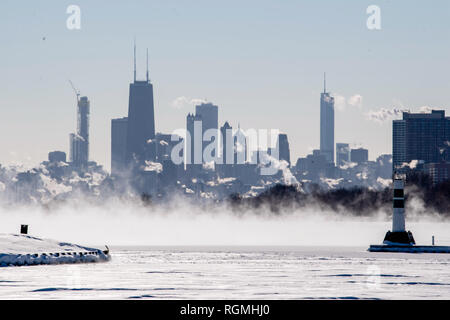 Chicago, USA. 30 Jan, 2019. Die Chicago Skyline von Montrose Hafen in Chicago, USA, Jan. 30, 2019 gesehen. Chicago's Datensatz für die kälteste Temperatur war am Mittwoch erschüttert wie der polarwirbel die größte Stadt im mittleren Westen der USA schlug, entsprechend der National Weather Service (NWS). Quelle: Patrick Gorski/Xinhua/Alamy leben Nachrichten Stockfoto