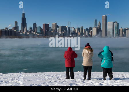 Chicago, USA. 30. Jan 2019. Trotz des Polarwirbels und Temperaturen von 20 Grad unter Null einige hardy Leute gewagt zu Chicago's Shoreline, um zu sehen, die ungewöhnlich winterlichen Nebel Effekt aus dem noch gefrorenen See Michigan Kredit steigende: Matthew Kaplan/Alamy leben Nachrichten Stockfoto