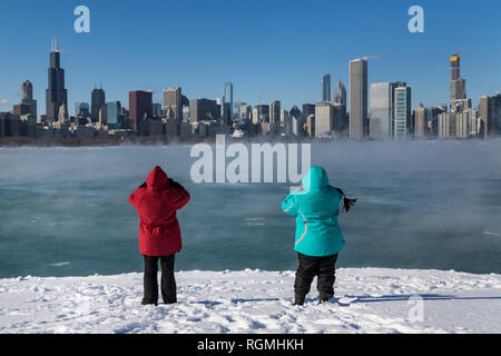 Chicago, USA. 30. Jan 2019. Trotz des Polarwirbels und Temperaturen von 20 Grad unter Null einige hardy Leute gewagt zu Chicago's Shoreline, um zu sehen, die ungewöhnlich winterlichen Nebel Effekt aus dem noch gefrorenen See Michigan Kredit steigende: Matthew Kaplan/Alamy leben Nachrichten Stockfoto