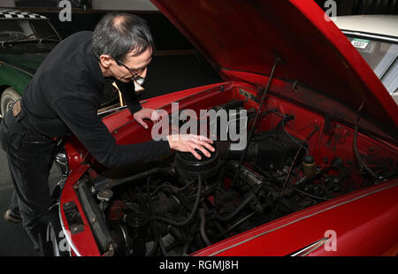 Bremen, Deutschland. 29 Jan, 2019. Carsten Pätzold, Sammler von Oldtimern, steht in einem Ausstellungsraum in Speicher ich in der Überseestadt, indem der Motor eines Goliath Hansa 1100 Luxus, 1960 erbaut und von ihm restauriert, genannt "Hänschen". Das Unternehmen gehörte Borgward Goliath. Pätzold ist ein Körper und Fahrzeug Builder und liebt alte Autos, vor allem borgwards. Quelle: Carmen Jaspersen/dpa/Alamy leben Nachrichten Stockfoto