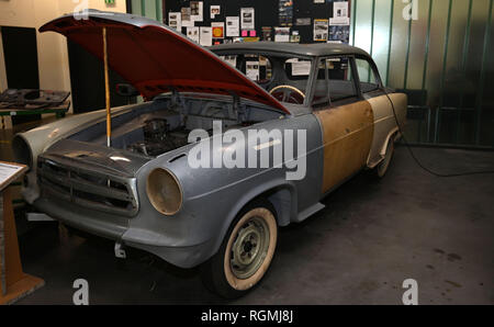 Bremen, Deutschland. 29 Jan, 2019. Eine Borgward Isabella TS de Luxe von 1952 steht in der Ausstellungshalle in Speicher ich in der Überseestadt. Carsten Pätzold, Körper und Fahrzeug builder liebt alte Autos, vor allem borgwards und ist Ihnen derzeit wiederherstellen. Quelle: Carmen Jaspersen/dpa/Alamy leben Nachrichten Stockfoto