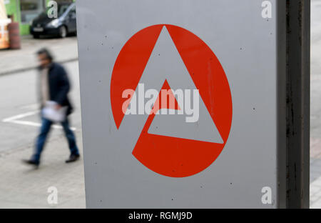 Hannover, Deutschland. 29 Jan, 2019. Ein Mann ein Zeichen der Bundesagentur für Arbeit. Die Arbeitsmarktzahlen für Niedersachsen und Bremen wird am 31.01. 2019. Credit: Sonja Wurtscheid/dpa/Alamy leben Nachrichten Stockfoto