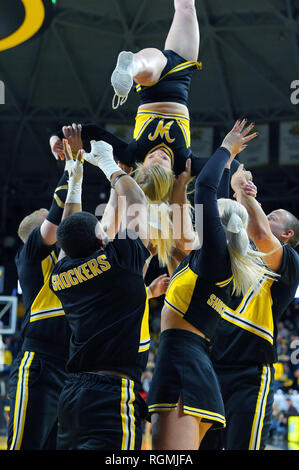 Wichita, Kansas, USA. 30 Jan, 2019. Die Wichita Zustand Shockers Cheerleadern während ein Timeout bei der NCAA Basketball Spiel unterhalten zwischen der SMU Mustangs und die Wichita State Shockers an Charles Koch Arena in Wichita, Kansas. Kendall Shaw/CSM/Alamy leben Nachrichten Stockfoto