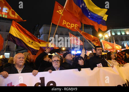 Madrid, Spanien. 30 Jan, 2019. Menschen gesehen, die eine riesige Banner und Flaggen während des Protestes. Rund 150 Leute an der Puerta del Sol in Madrid versammelt, um zu protestieren, die Unterstützung von Nicolás Maduro. Credit: SOPA Images Limited/Alamy leben Nachrichten Stockfoto