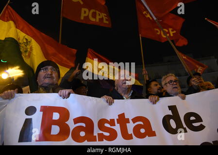 Madrid, Spanien. 30 Jan, 2019. Menschen gesehen, die eine riesige Banner und Flaggen während des Protestes. Rund 150 Leute an der Puerta del Sol in Madrid versammelt, um zu protestieren, die Unterstützung von Nicolás Maduro. Credit: SOPA Images Limited/Alamy leben Nachrichten Stockfoto