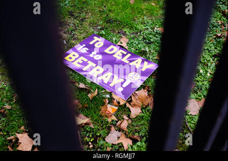 Eine pro-Brexit Plakat von der United Kingdom Independence Party (UKIP) liegt im Erdgeschoss gegenüber dem Houses of Parliament in London. In der Commons, an einem Tag, der wichtige parlamentarische Aktivität über Brexit, MPs gestimmt, eine interfraktionelle Änderungsantrag von Labour Party MP Yvette Cooper und Konservative Partei MP Nick Baumstämme entwickelt, um das Risiko der gefürchteten 'no-deal Ausgang aus der EU erheblich reduzieren. Einen Antrag auf Ablehnung des Prinzips einer Nicht-deal Ausfahrt wurde in der Zwischenzeit genehmigt, so war ein von der Regierung unterstützte Änderungsantrag von Konservativen Partei MP Graham Brady verfochten Aufruf für "altern Stockfoto