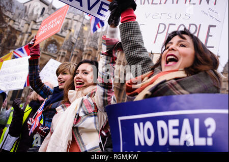 London, Großbritannien. 29 Jan, 2019. Eine Gruppe von Frauen, die pro-Brexit Plakate außerhalb der Häuser des Parlaments in London demonstrieren. In der Commons, an einem Tag, der wichtige parlamentarische Aktivität über Brexit, MPs gestimmt, eine interfraktionelle Änderungsantrag von Labour Party MP Yvette Cooper und Konservative Partei MP Nick Baumstämme, die im wesentlichen die Gefahr eines wesentlich reduzieren - gefürchtete "Nein-Deal'' Exit aus der EU. Einen Antrag auf Ablehnung des Prinzips einer Nicht-deal Ausfahrt wurde in der Zwischenzeit genehmigt, so war ein von der Regierung unterstützte Änderungsantrag von Konservativen Partei MP Graham Brady verfochten, c Stockfoto