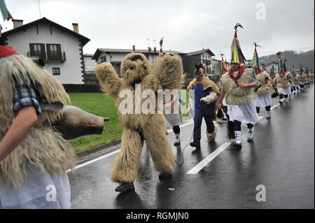 Die joaldunaks arzta gesehen und die Parade durch die Stadt von auritz während der karnevalsumzug. Die Teilnehmer tragen tragen Masken und haben Glocken an ihren Hüften gebunden. Der Zweck des Festivals ist "Wecken" die Erde, um ein anständiges Landwirtschaft Jahr bringen und böse Geister abschrecken. Stockfoto