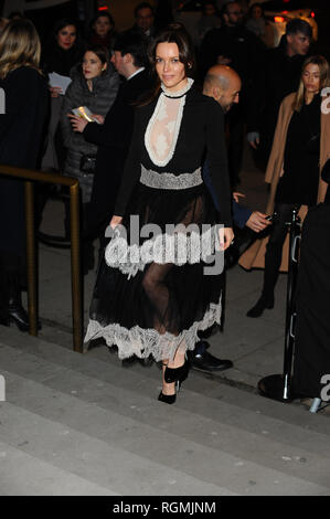 London, Großbritannien. 30 Jan, 2019. Kimberleigh Gelber besucht die Christian Dior Designer der Träume mode Ausstellung von Swarovski im V&A Museum London unterstützt. Credit: SOPA Images Limited/Alamy leben Nachrichten Stockfoto