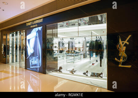 Hongkong - ca. November 2016: Yves Saint Laurent an den Elementen Shopping Mall. Stockfoto