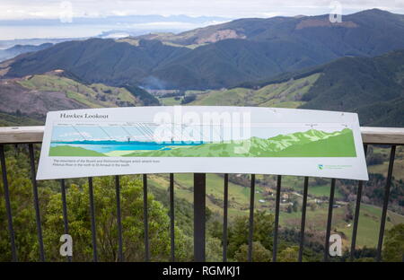 Nelson, Neuseeland - 25. August 2017: Information Board Mapping der Bereich vom anzeigen Plattform an der Hawkes Aussichtspunkt auf Takaka Hill. Stockfoto