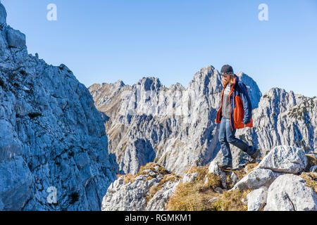 Deutschland, Garmisch-Partenkirchen, Alpspitze, Osterfelderkopf, weibliche Wanderer Stockfoto