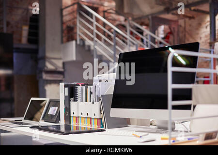 PC-Monitor auf dem Schreibtisch in modernen Büro Stockfoto