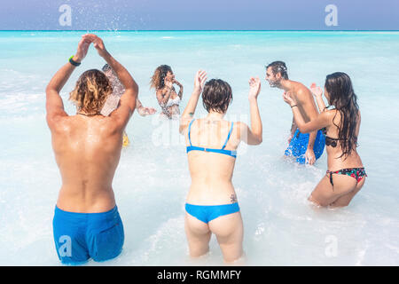 Freunde Spaß am Strand, springen und Planschen im Meer Stockfoto
