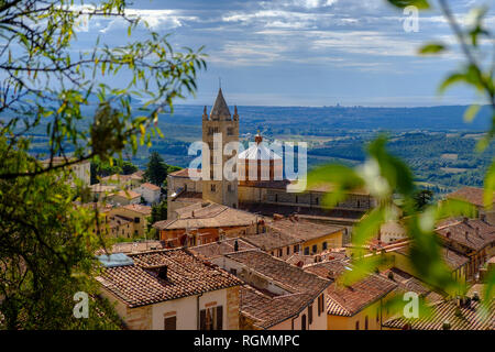 Italien, Toskana, Massa Marittima, Stadtbild mit Massa Marittima Kathedrale Stockfoto