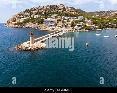 Spanien, Balearen, Mallorca, Andratx Region, Luftaufnahme von Port d'Andratx, Küste und natürlichen Hafen mit Leuchtturm Stockfoto